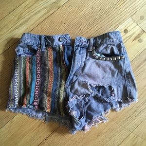 patterned / distressed jean shorts